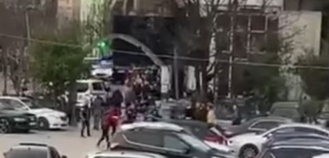 U gërvishën dy makina të parkuara, sherr masiv mes 8 personave, dy prej tyre përfundojnë me urgjencë në spital