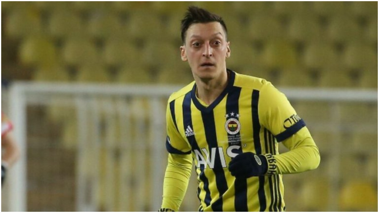 Sherr me trajnerin, Fenerbahce përjashton Ozil