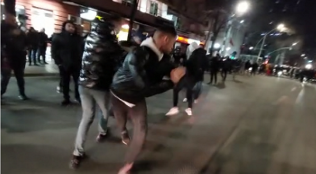 “Ej, më lëshoni more se jemi kolegë!”/ Efektivët tërheqin zvarrë policin në protestë, që ishte pa uniformë