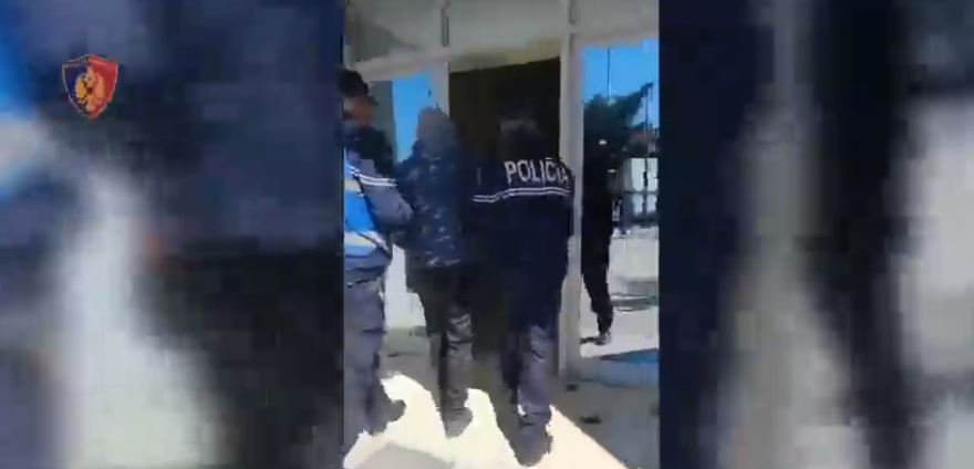 EMRAT/ Grabitën me armë lokalin e klientët dhe kërcënuan administratorin të mos denonconte ngjarjen, arrestohen dy të rinj