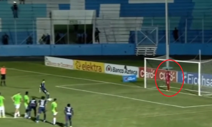 Situata e pazakontë! Portieri nuk lëviz nga porta dhe lë të pësohet goli që vendos humbjen, shkaku ishte mërzia me arbitrin
