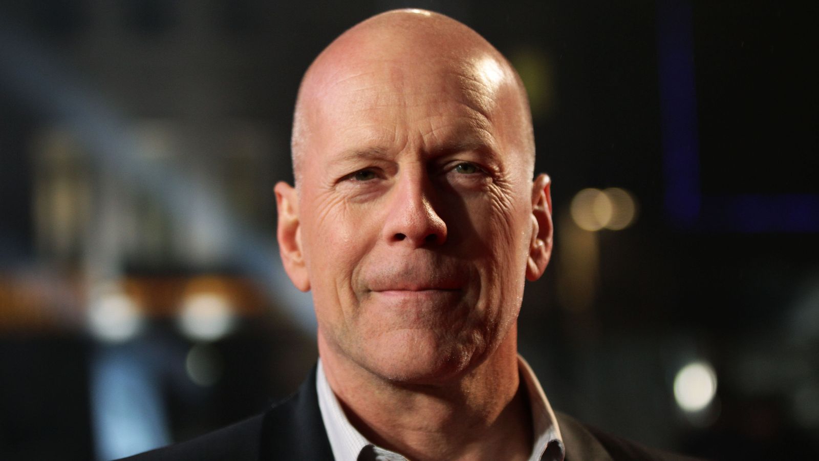 Hollywood humb një aktor të famshëm, Bruce Willis largohet nga skena. Familja e tij zbulon arsyen e trishtë