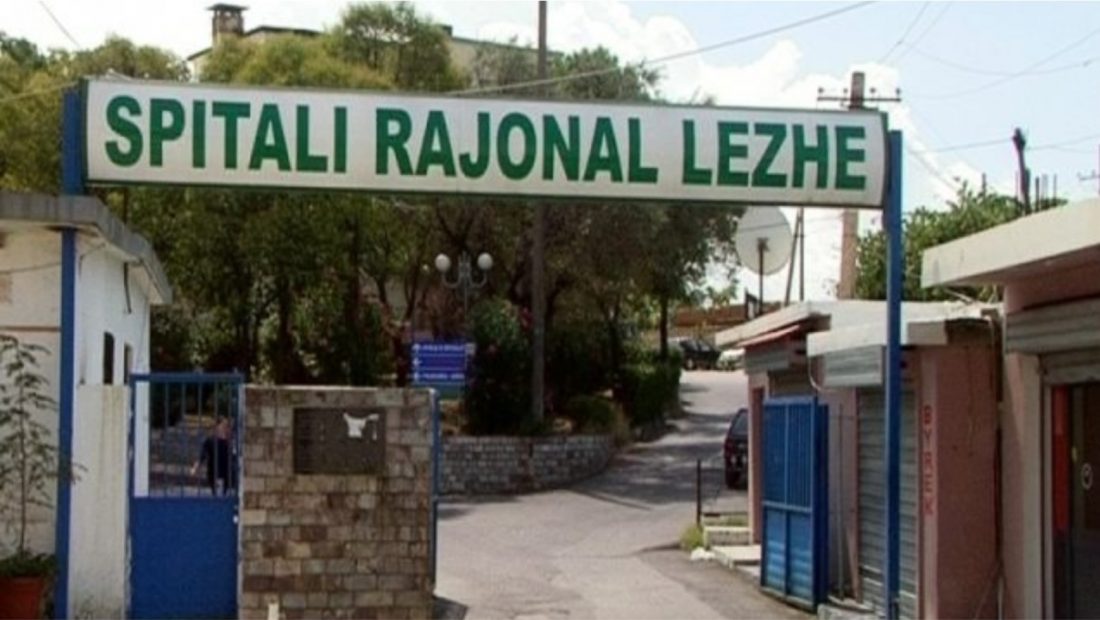 Acarohet për radhën, pacienti thyen xhamin në spital. Plagoset punonjësja e sportelit