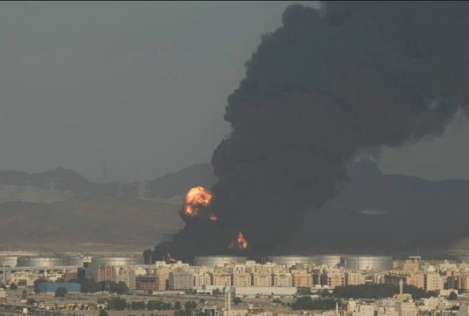 Shpërthim i fuqishëm në depon e naftës në Arabinë Saudite
