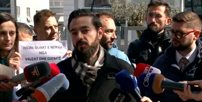 Arrestimi i qytetarëve në Tiranë pas protestës së djeshme, aktivistët shkojnë para Drejorisë së Policisë