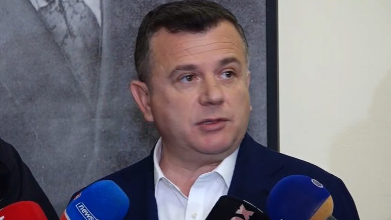 Peticion online kundër Kim/ Balla: Turp! Ambasadorja më e mirë e SHBA në Shqipëri