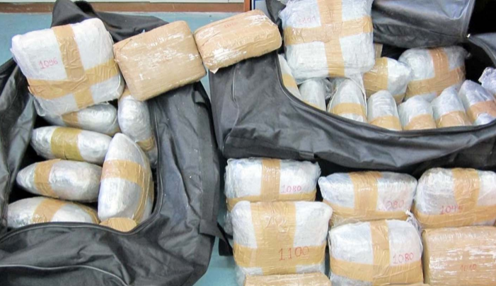 Çanta plot me drogë në kufi, policia në lëvizje për kapjen e autorëve