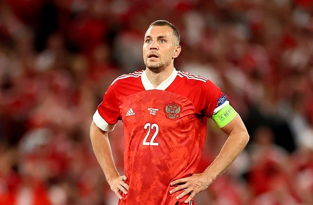 U sulmua nga lojtari ukrainas se po heshte për luftën, reagon kapiteni i Rusisë: E lehtë të flasësh me b***ën ulur në vilën tënde në Angli!