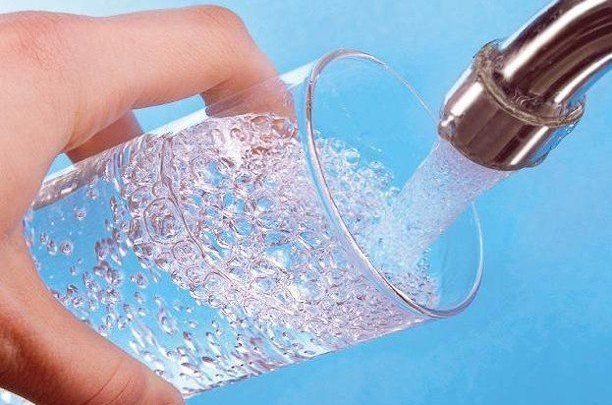 Bill Gates investon në një projekt që prodhon ujë nga ajri