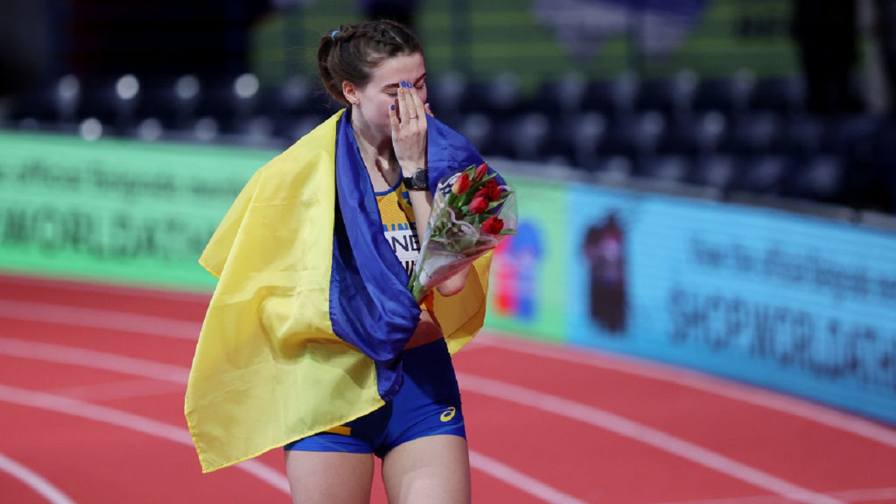 20-vjeçarja ukrainase fiton medaljen e artë, shpalos flamurin e vendit të saj mes lotësh (FOTO)