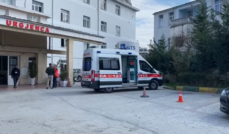 Plagoset me thikë një 22-vjeçar, në gjendje të rëndë në spital