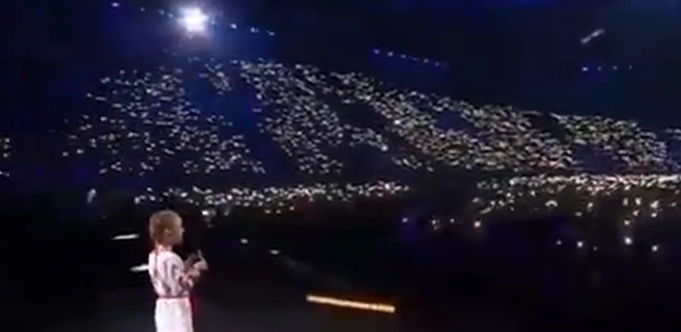 U bë virale për këngën në bunker, 7-vjeçarja ukrainase shpëton dhe këndon në koncertin gjigant (VIDEO)