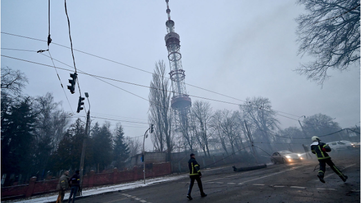 KUJDES! Pamje të rënda/ Kufoma njerëzish të djegura pas sulmit rus në kullën e TV të Kievit