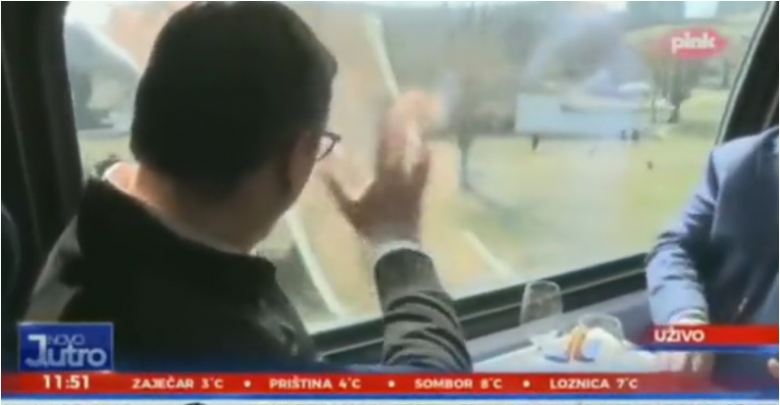 Presidenti Vuçiç përshëndet nga treni, por nuk ka njerëz. Pamjet bëjnë xhiron e rrjetit