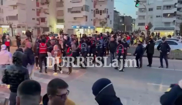 Protesta në Durrës, ndërhyjnë efektivët e policisë dhe lirojnë rrugën (VIDEO)