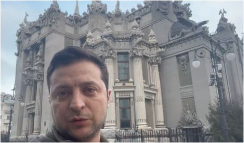 Bombat në teatrin e Maripuolit, Zelensky: “Janë qindra persona nën rrënoja!”