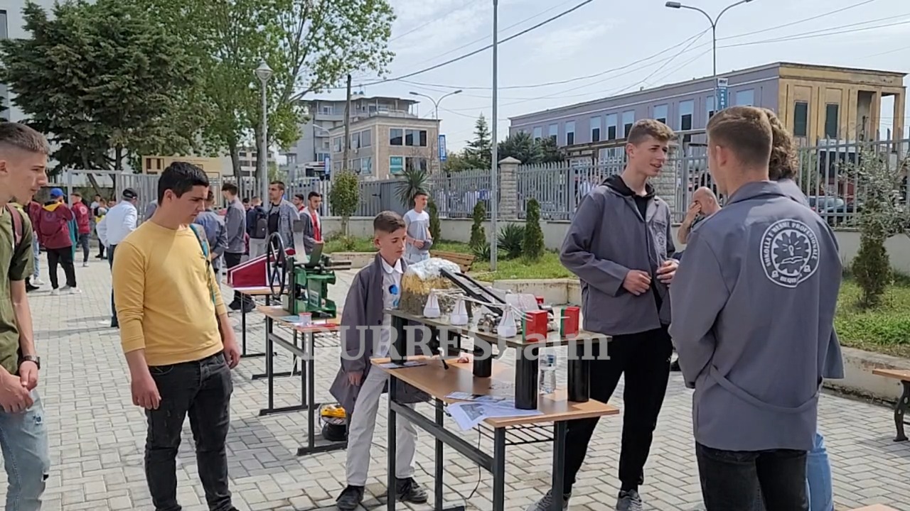 &#8220;Me sytë nga vendet e BE-së!&#8221; Gjimnazistët e shkollës profesionale &#8220;Beqir Çela&#8221; në Durrës shohin emigrimin si perspektivë për të ardhmen e tyre (VIDEO)