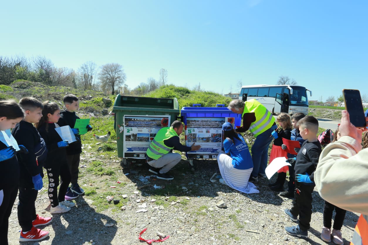 Nxënësit e shkollave të Durrësit vendosin të tjerë kosha plastikë përgjatë lumit Ishëm, eleminohen 3 hotspote mjedisore (FOTO)