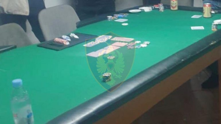 Kishte përshtatur magazinën për lojëra fati, procedohet 27-vjeçari dhe 11 persona që u kapën duke luajtur bixhoz