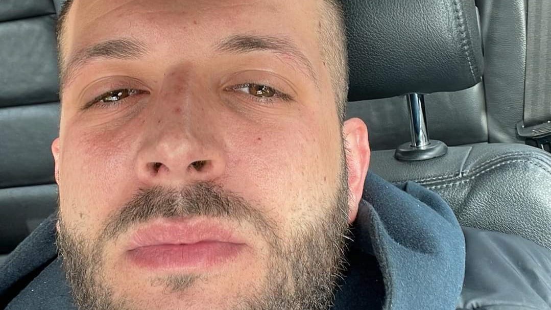 Del foto/ Ky është i riu i plagosur sonte me armë zjarri, ngjarja ende mister (EMRI)