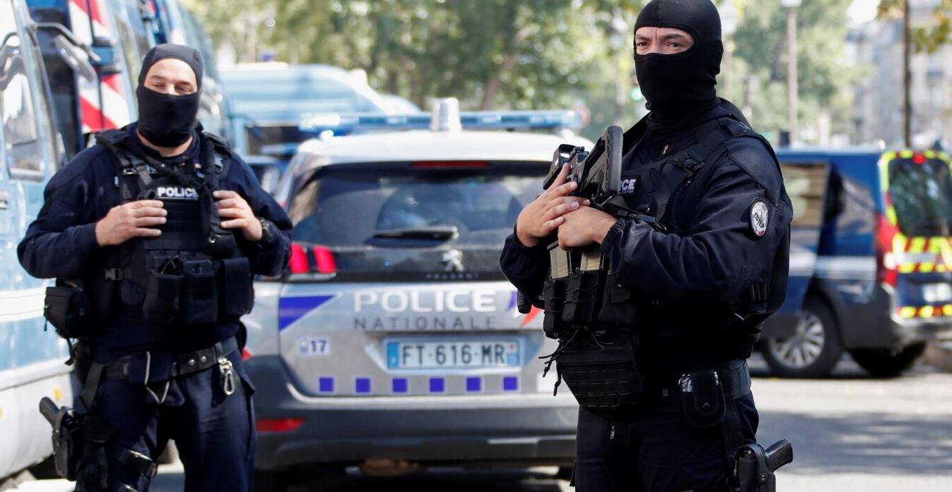 Sulmohet me thikë një prift në Francë