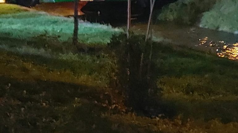 Urbani dhe makina përfunduan në Lanë, policia: Janë plagosur dy pasagjerët e automjetit