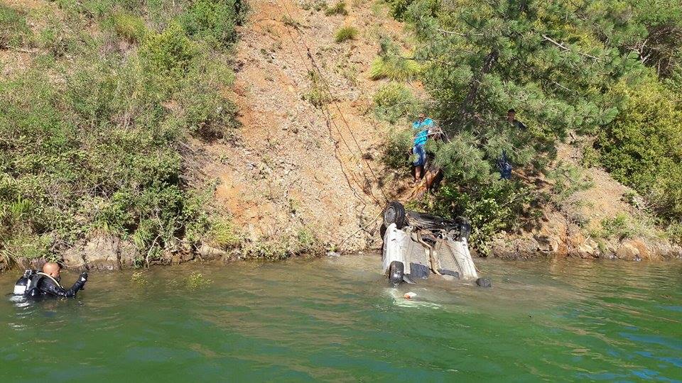 Makina bie në liqen, humb jetën babai, shpëton mrekullisht i biri