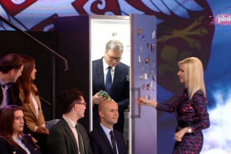 Aleksandër Vuçiç i habit të gjithë: Del nga frigoriferi me një kavanoz me turshi në duar