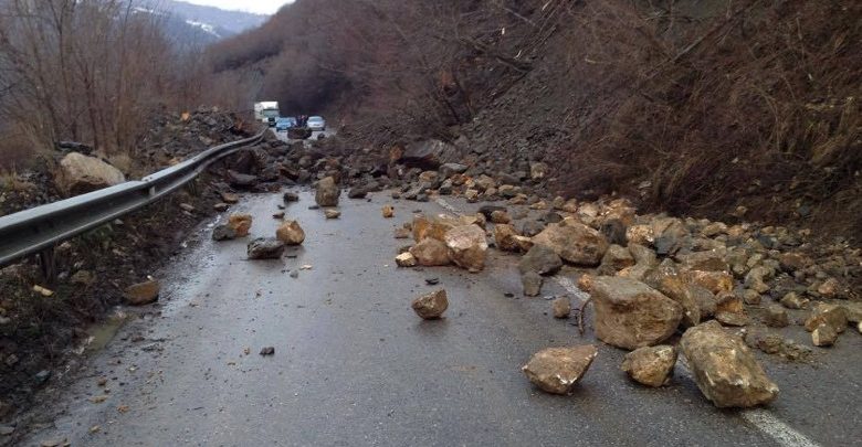 Bllokohet rruga e Arbërit, bien shkëmbinj nga mali