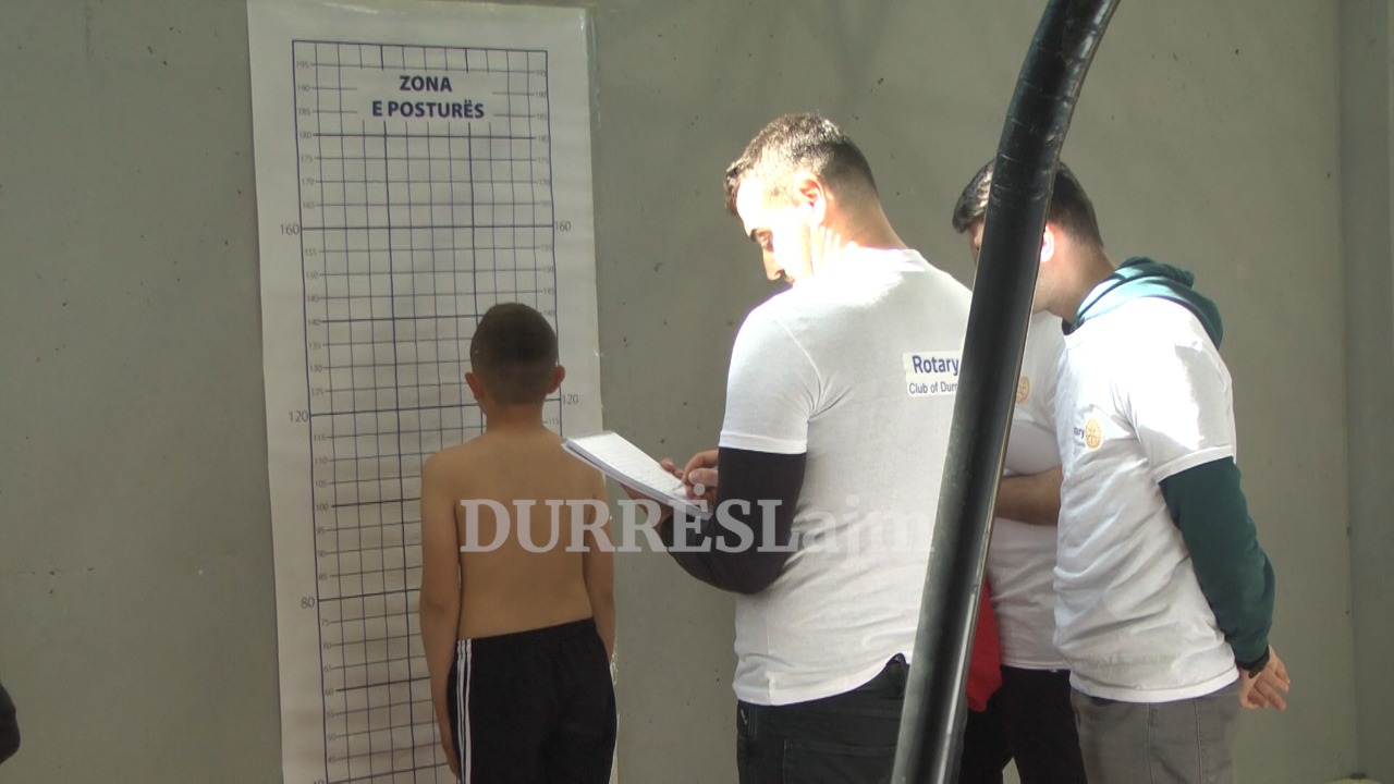 Vazhdon në një tjetër shkollë të Durrësit nisma e Klubit Rotarian, fizioterapisti Daci: Ekzaminimet “screening” kanë evidentuar rastet e para të skoliozës tek të miturit (VIDEO)