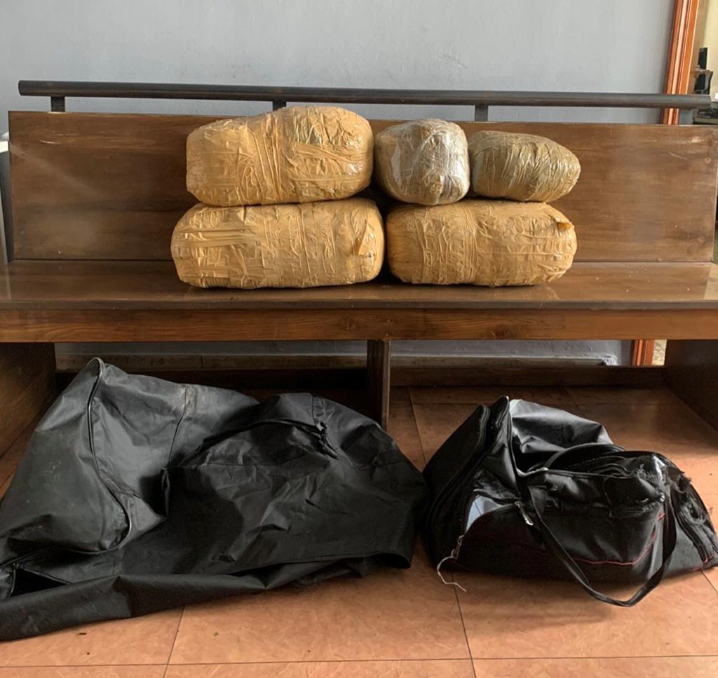 Të ndara në dy çanta/ Sekuestrohen mbi 20 kg drogë në kufirin greko-shqiptar