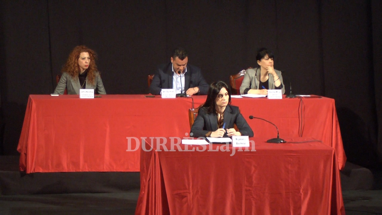 Nis me 23 minuta vonesë mbledhja e Këshillit Bashkiak Durrës, debat mes kryebashkiakes Sako dhe këshilltares Boja për procesin e rindërtimit (VIDEO)