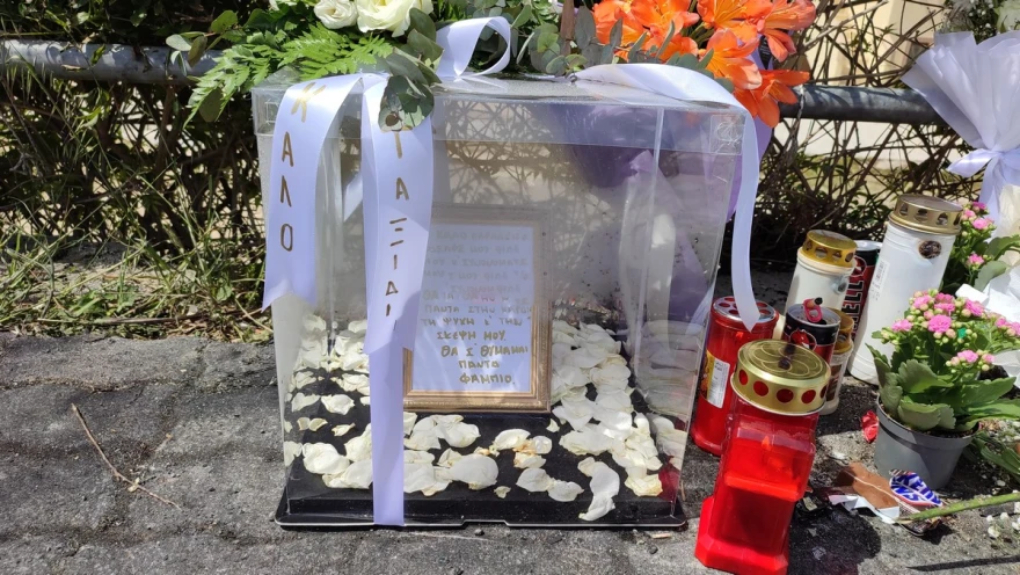 U dogj brenda në makinë, familjarë dhe miq vendosin lule në vendin ku vdiq i riu shqiptar