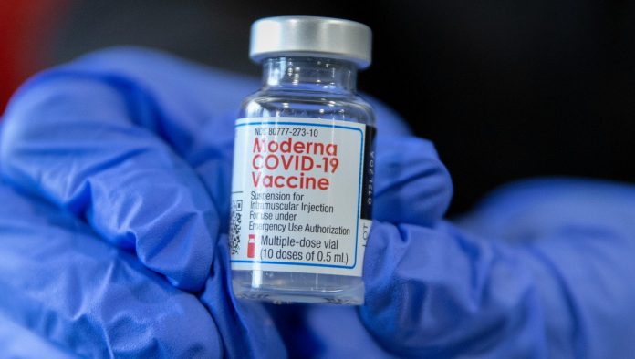 Një insekt i gjetur në flakon “ndalon”… vaksinimin?!