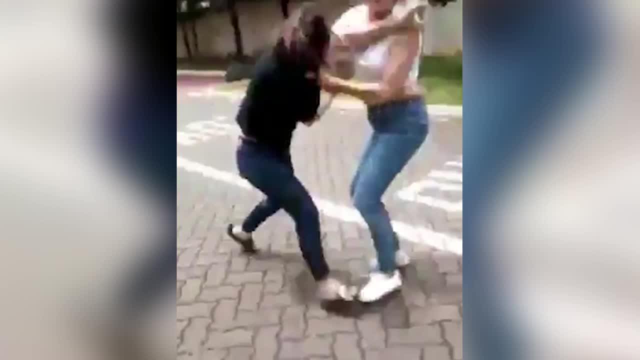 Degradon sherri mes dy vajzave, rrihet dhe kërcënohet 16-vjeçarja