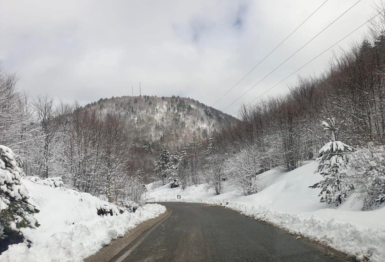 Moti i keq rikthen borën në vend