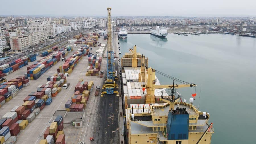 Përmirësimi i motit rikthen lundrimet e trageteve dhe anijeve të peshkimit në Durrës