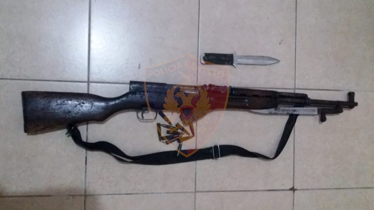 “Do të vras ty dhe vëllanë tënd”, parandalohet krimi në familje, 36-vjeçari i pret gishtat gruas me thikë pas një sherri