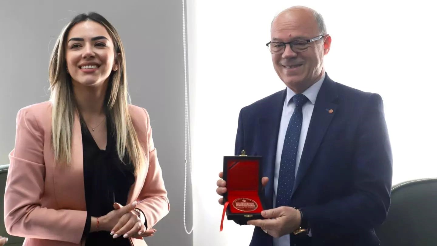 Prefekti i Durrësit del në pension, i dorëzohet medalja e vlerësimit (FOTO)