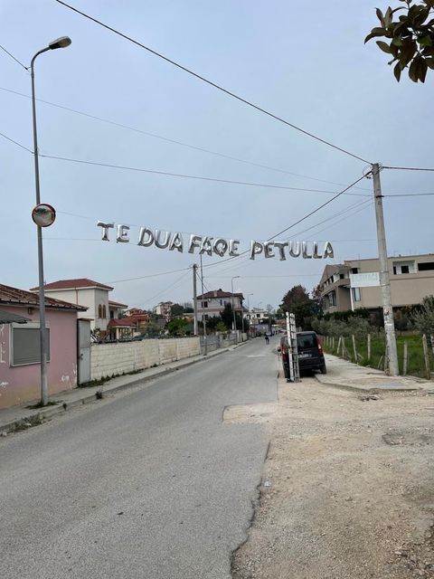 Surpriza nga Shënavlashi, një deklaratë publike dashurie është vendosur në qendër të fshatit