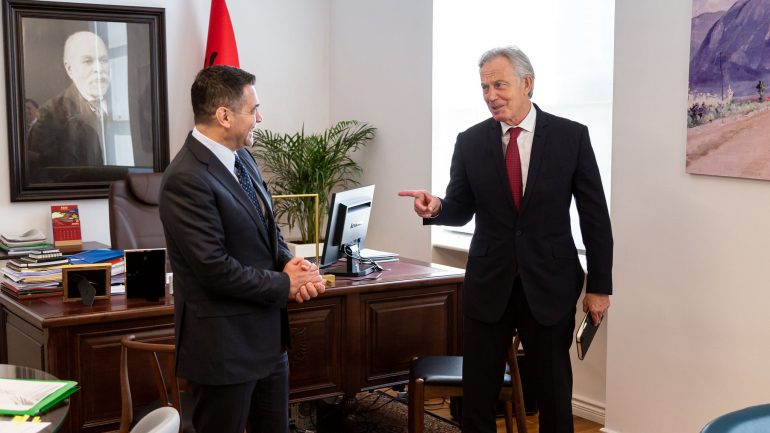 Ahmetaj pret në zyrë ish-kryeministrin britanik Tony Blair