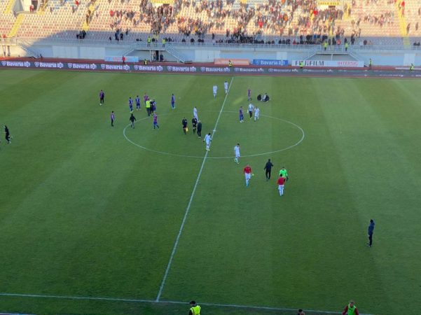 “Paqe” mes polemikash, Vllaznia e Partizani ndajnë pikët, “buzëqesh’ Kukësi