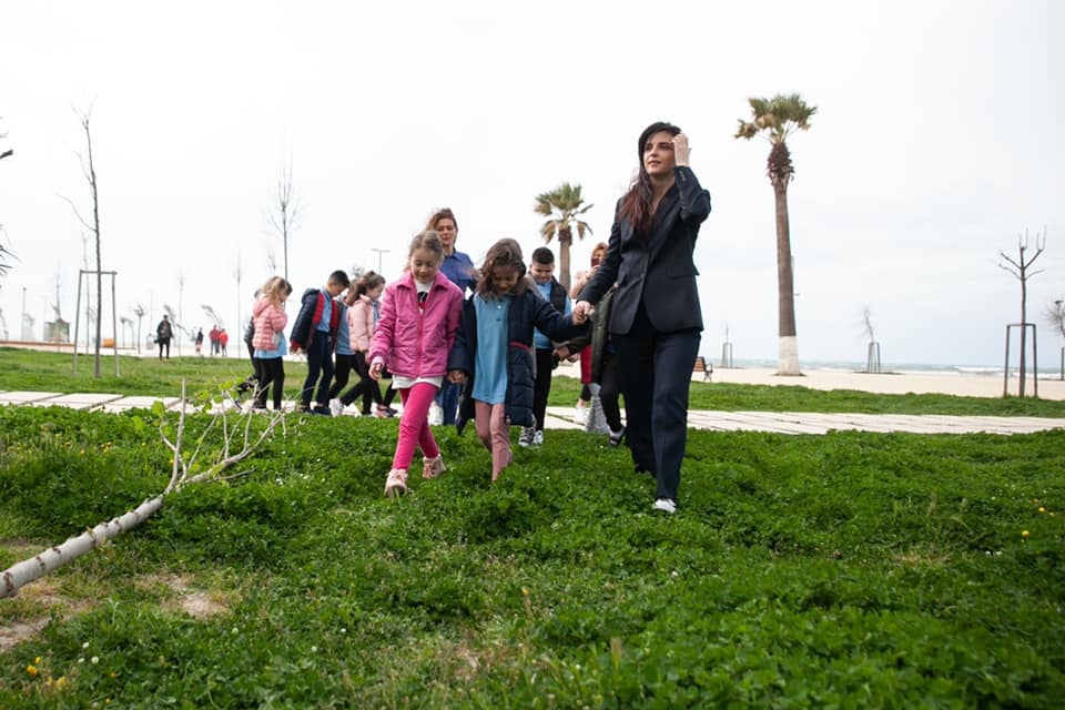 Dita e Tokës, nxënësit e shkollës &#8220;Mihal Ekonomi&#8221; në Durrës mbjellin pemë, Sako: Faleminderit për kountributin tuaj