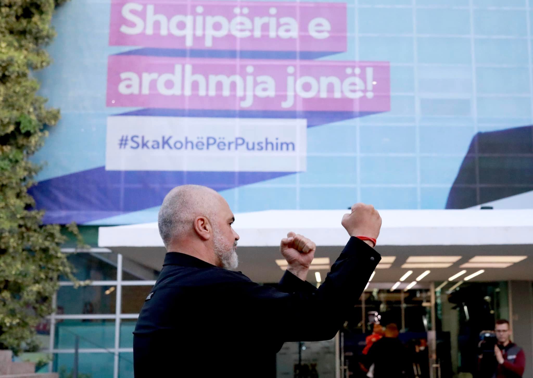 Rama poston foton e një viti më parë: Kur na u besua mandati i tretë