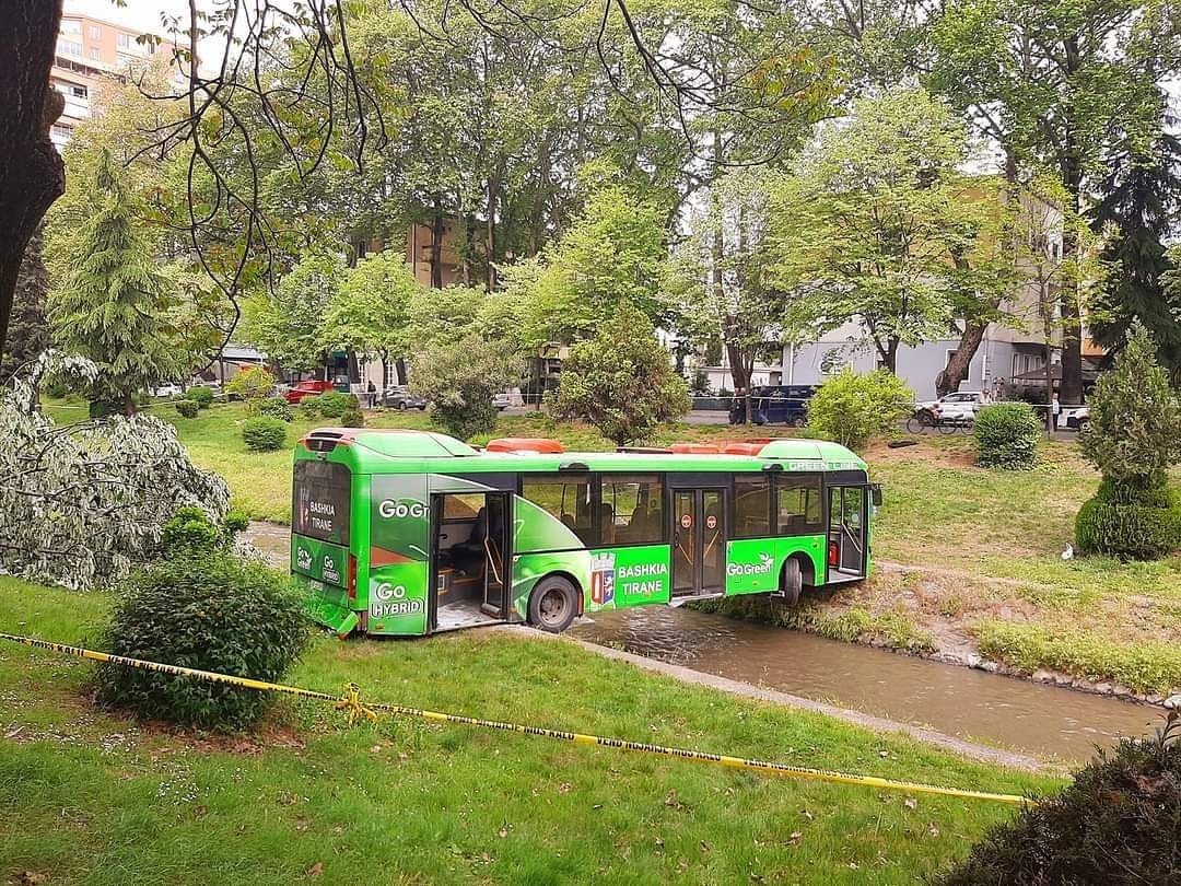 Autobusi që përfundoi në Lanë do të qëndrojë aty si instalacion