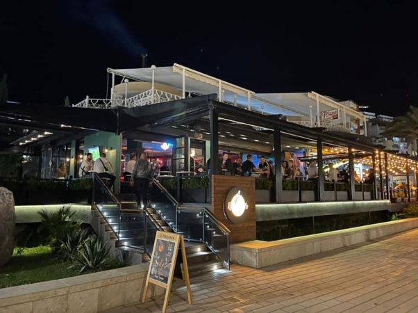 EMRAT/ Masakrohet me thikë i riu në lokalin e natës, autori shpallet në kërkim