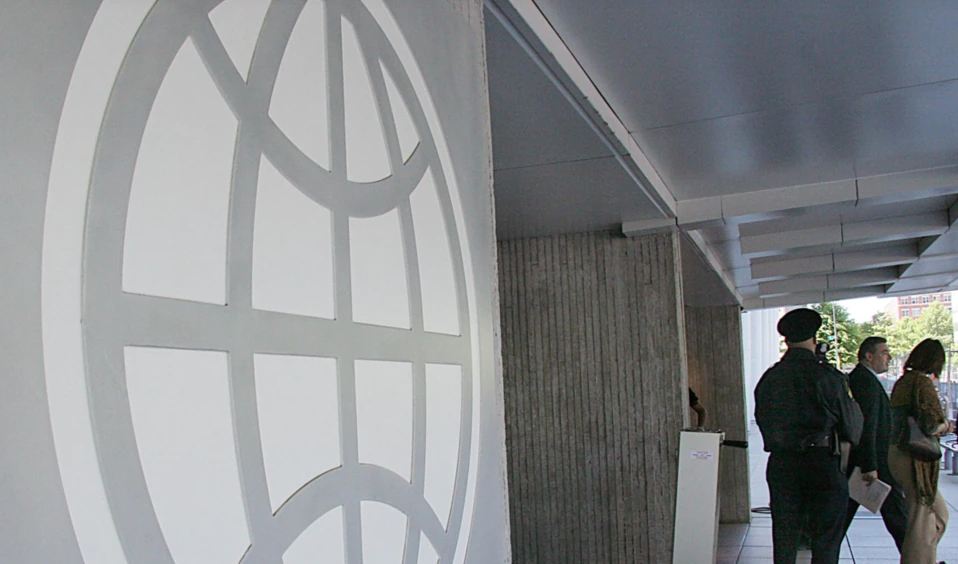 BB: Ekonomia e Ukrainës gati do të përgjysmohet këtë vit