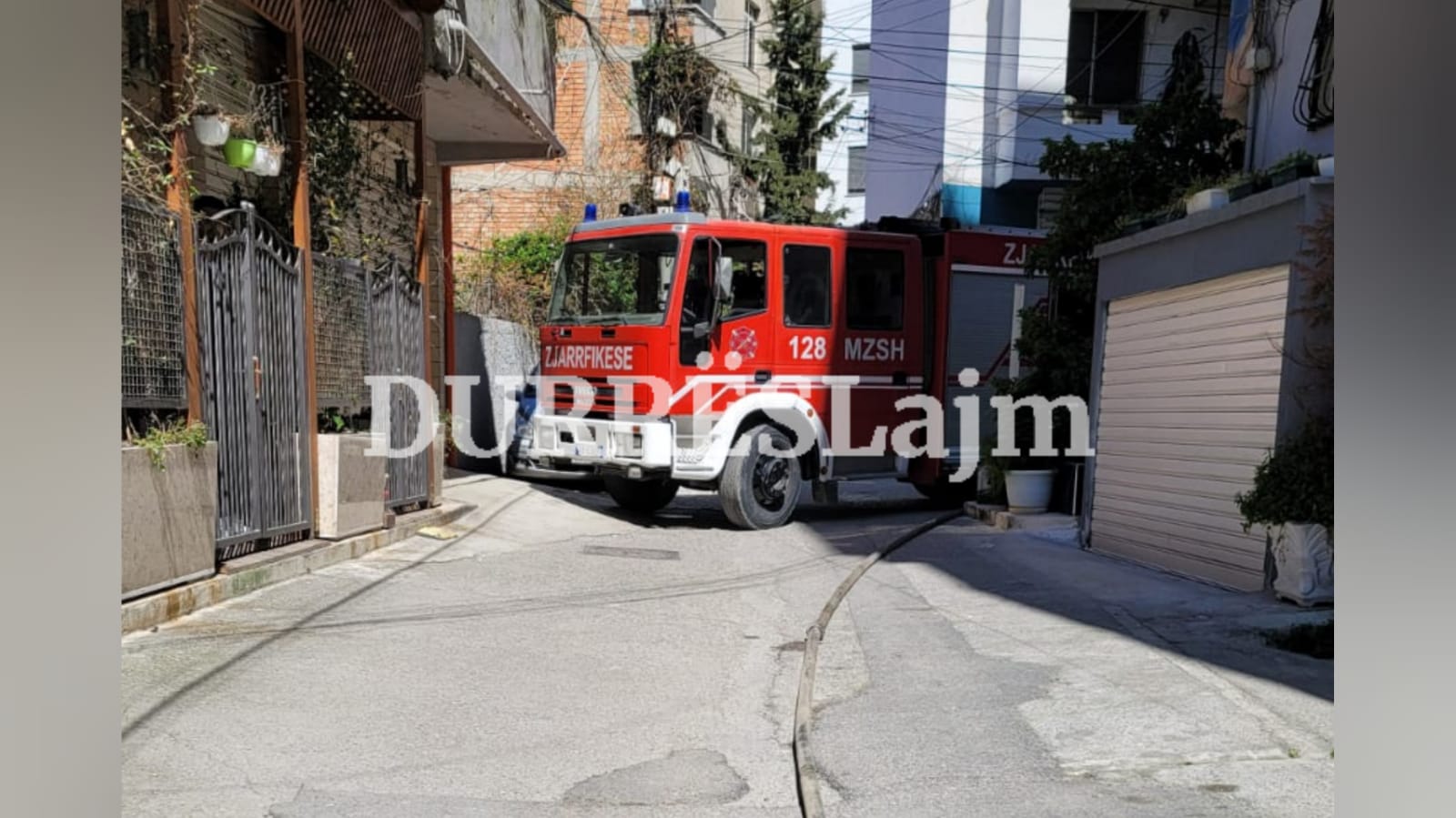 FOTOLAJM/ Durrës, kur ndërhyrja në kohë e zjarrfikëses penalizohet nga moria e ndërtimeve