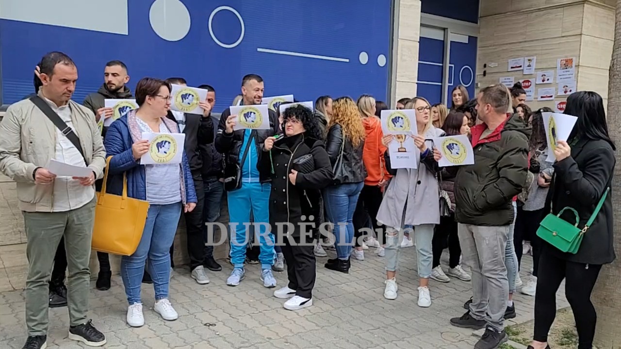 Durrës, 70 punonjësit e call center-it në protestë: Po na hedhin në rrugë, duan të na heqin në kohë krize (VIDEO)