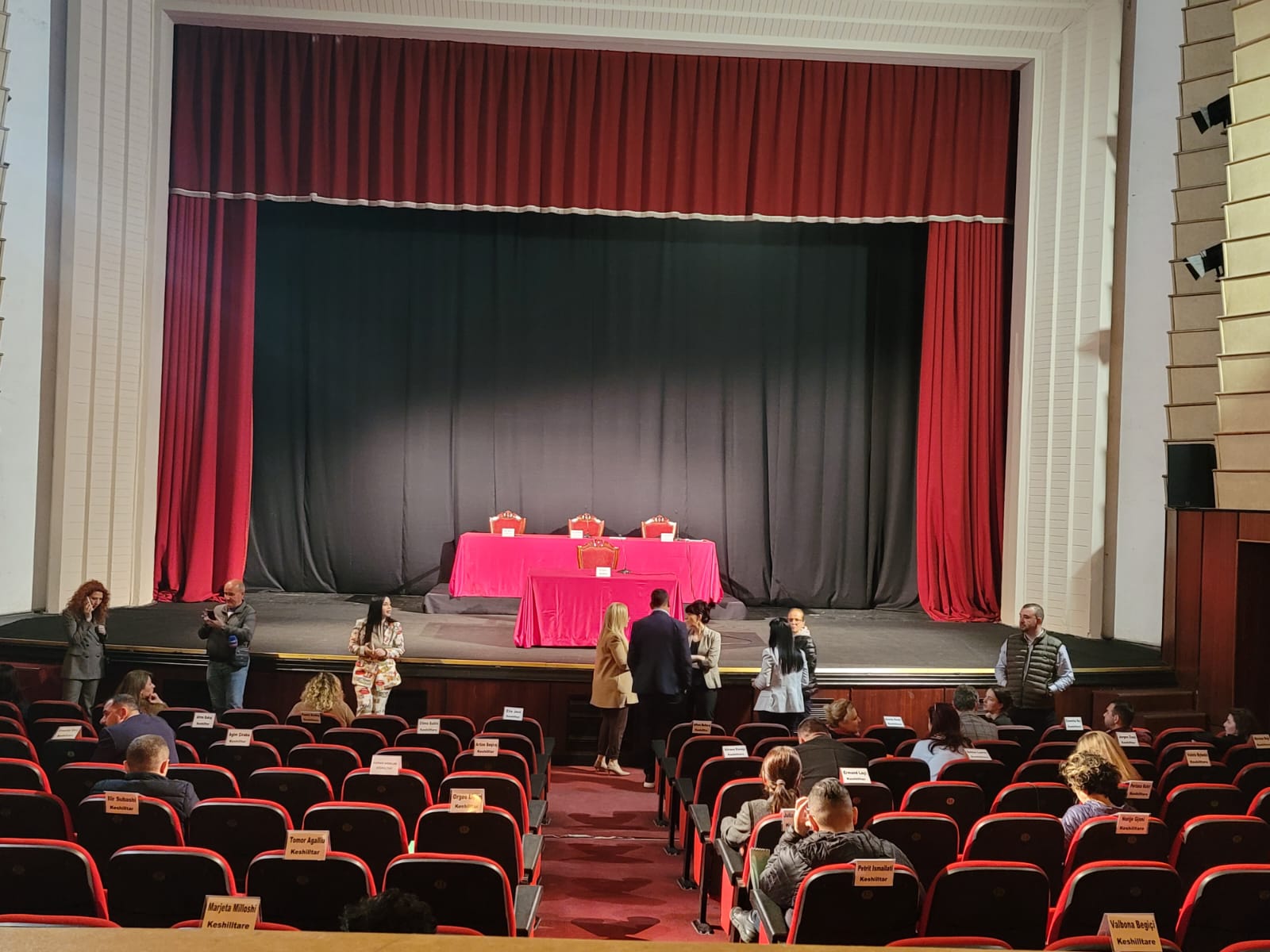 Vonohet mbledhja jashtë radhe e Këshillit Bashkiak Durrës, nuk plotësohet kuorumi i nevojshëm (FOTO)